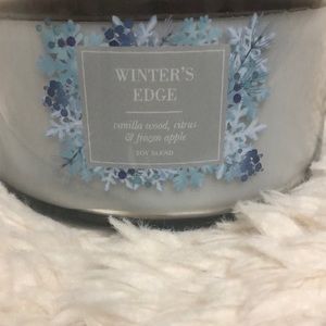 WINTER EDGE vanilla wood,citrus & frozen apple soy blend.